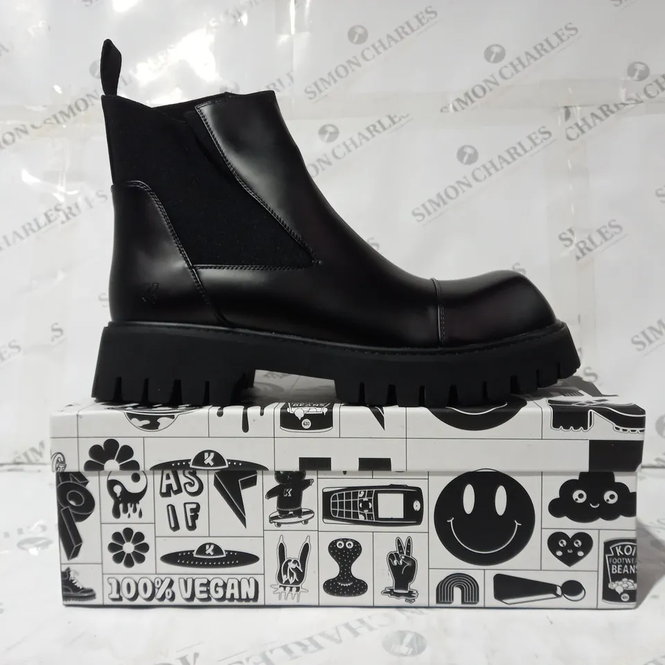 BRAND NEW BOXED PAIR OF KOI VEGAN LEATHER GIVER OF FREEDOM MEN'S SQUARE TOE CHELSEA BOOTS IN BLACK UK SIZE 11