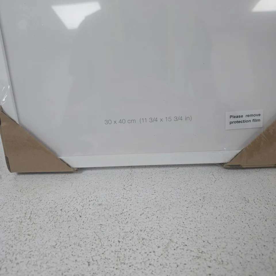 WHITE PICTURE FRAME 30 X 40 CM