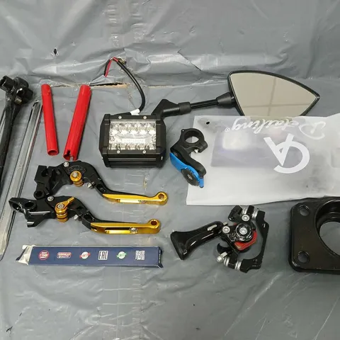 TOTE OF APPROXIMATELY 8 ASSORTED CAR ITEMS TO INCLUDE CAR BRUSH, WIND MIRRORS, AND BIKE BREAKS ETC. - COLLECTION ONLY 