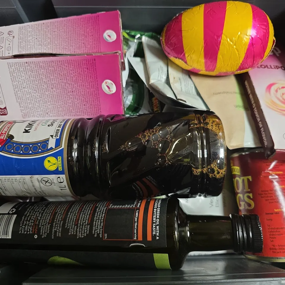 APPROXIMATELY 15 ASSORTED FOOD & DRINK ITEMS TO INCLUDE HUNTER & GATHER AVOCADO EXTRA VIRGIN OIL, KINGSFOOD HOT DOGS, NERDS, ETC - COLLECTION ONLY