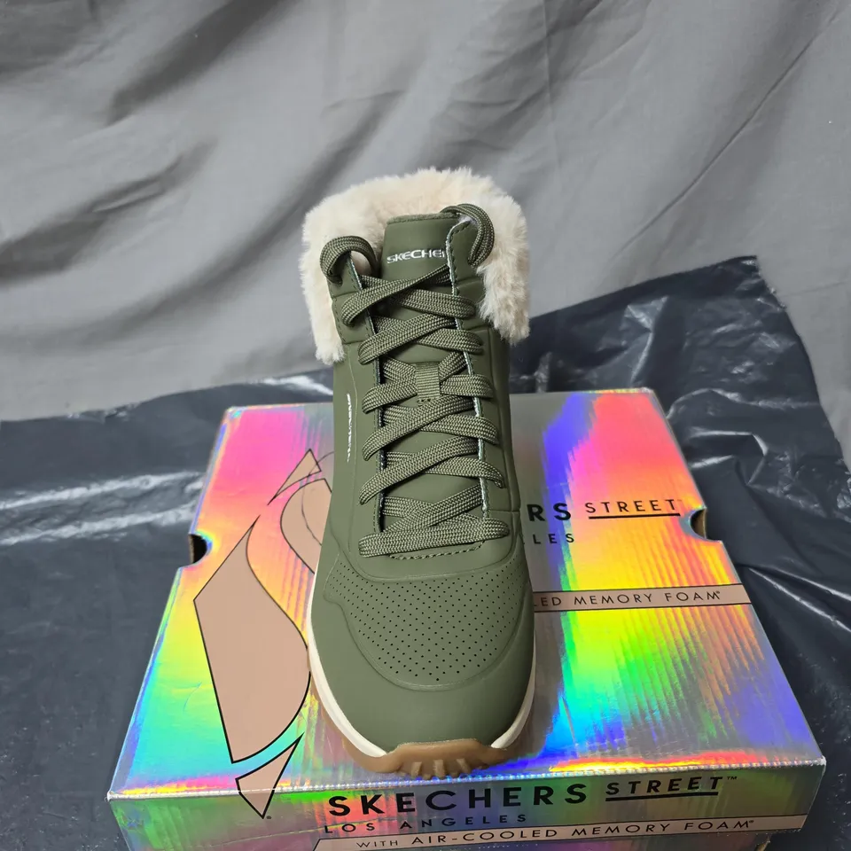 SKECHERS STREET LOS ANGELES BOOTS – OLIVE GREEN, FUR TRIM, MEMORY FOAM SIZE 5