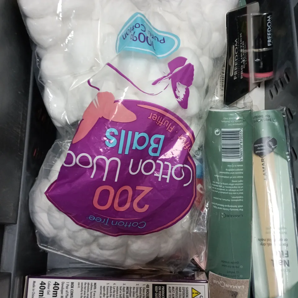 APPROXIMATEY 20 ASSORTED HEALTH AND BEAUTY PRODUCTS TO INCLUDE - LAMARQUE NAIL FILE - COLOUR VIBRANCE HAIR COLOUR AND DR ORGANIC SELF TAN MITT