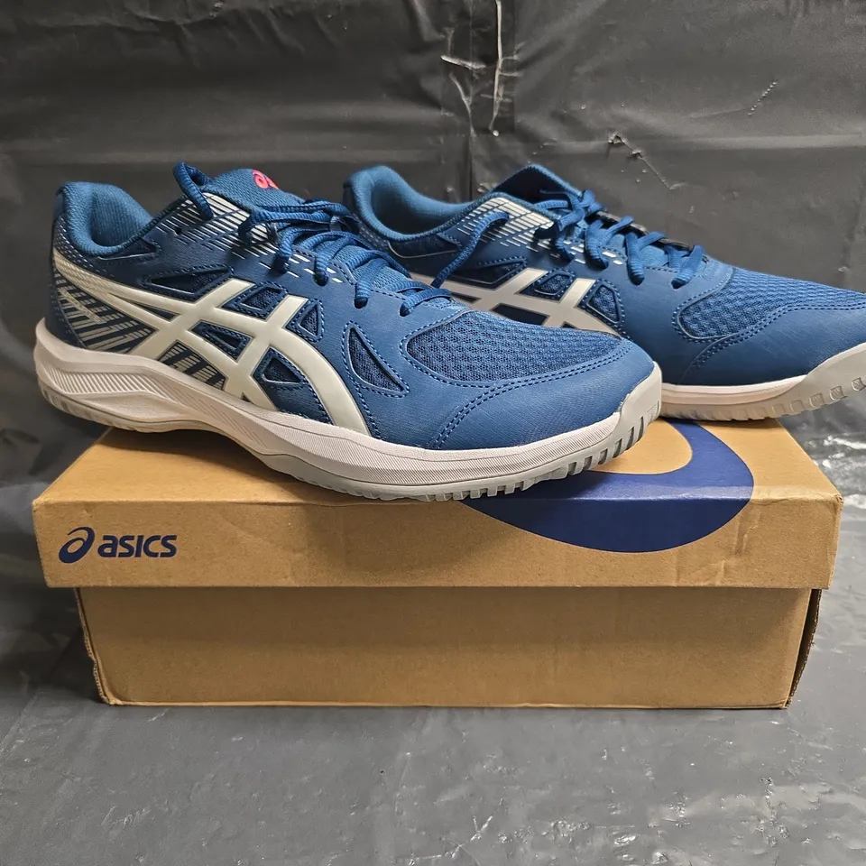 BOXED PAIR OF ASICS UPCOURT 6 TRAINERS IN MAKO BLUE/WHITE SIZE UK 10.5