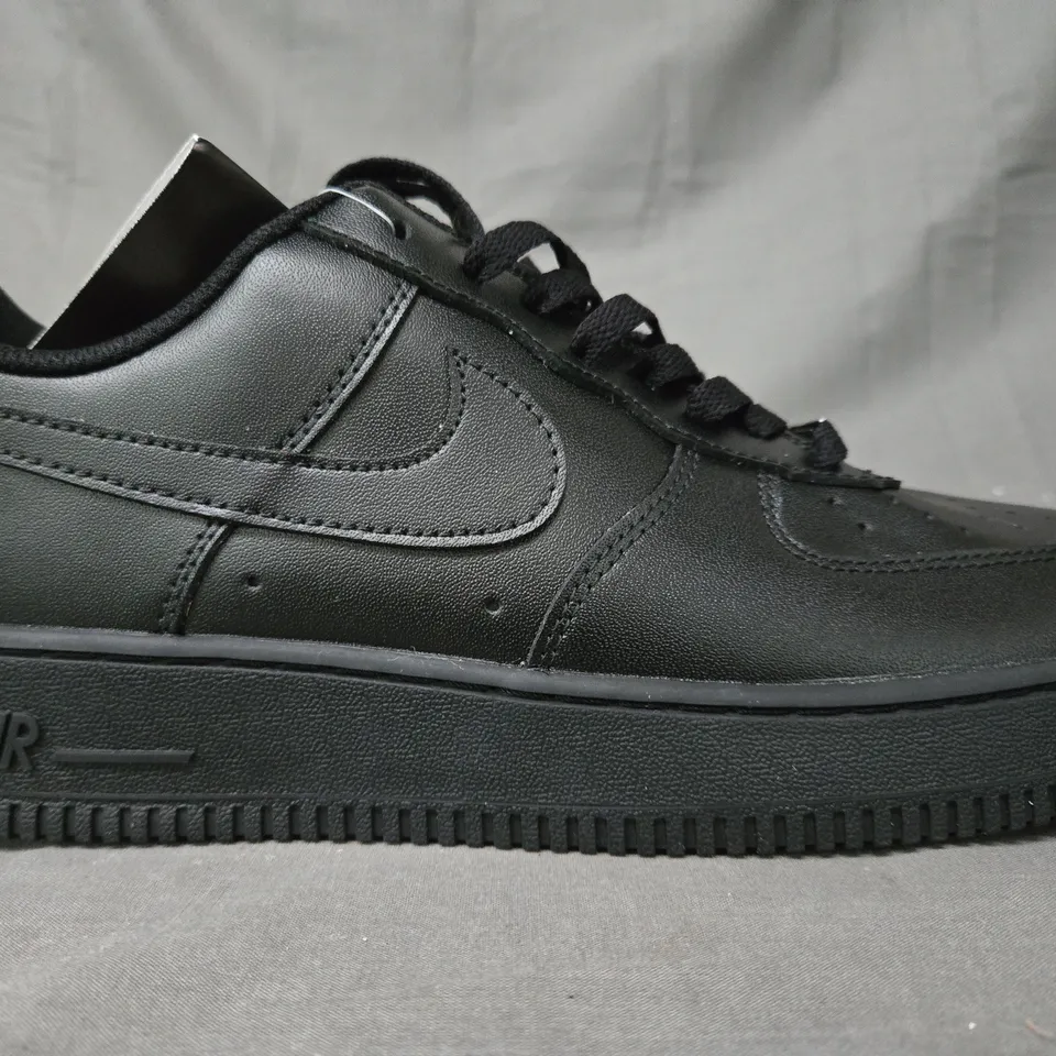 PAIR OF NIKE AIR FORCE 1 SHOES IN BLACK UK SIZE 9