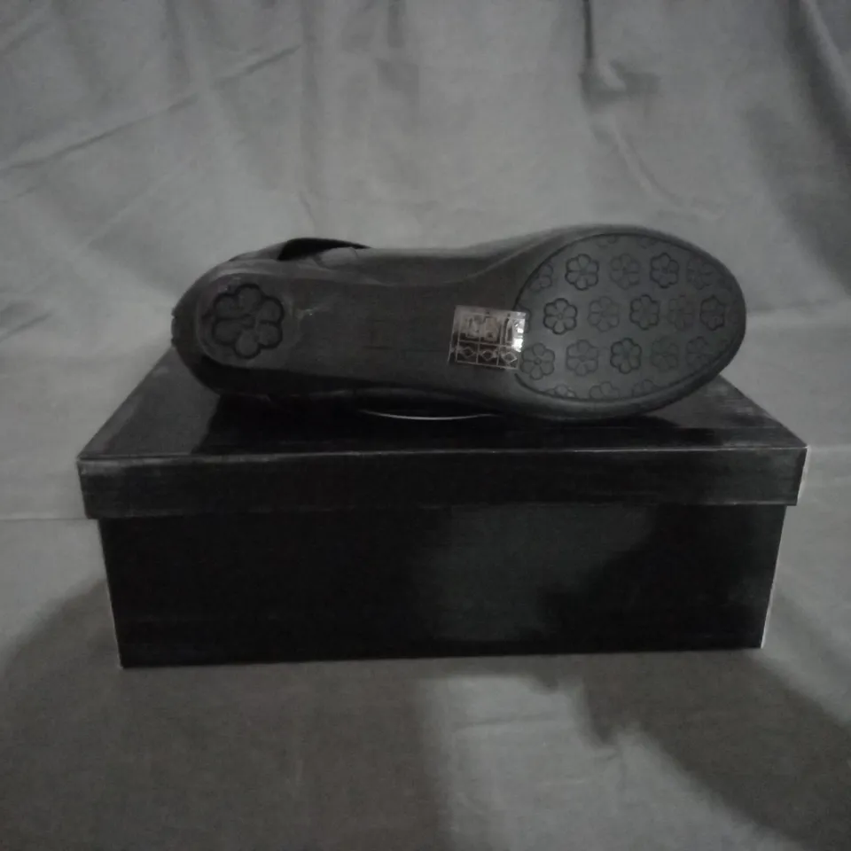APPROXIMATELY 11 BOXED PAIRS OF MODA CLASS BLACK SHOES IN VARIOUS SIZES TO INCLUDE SIZE 5