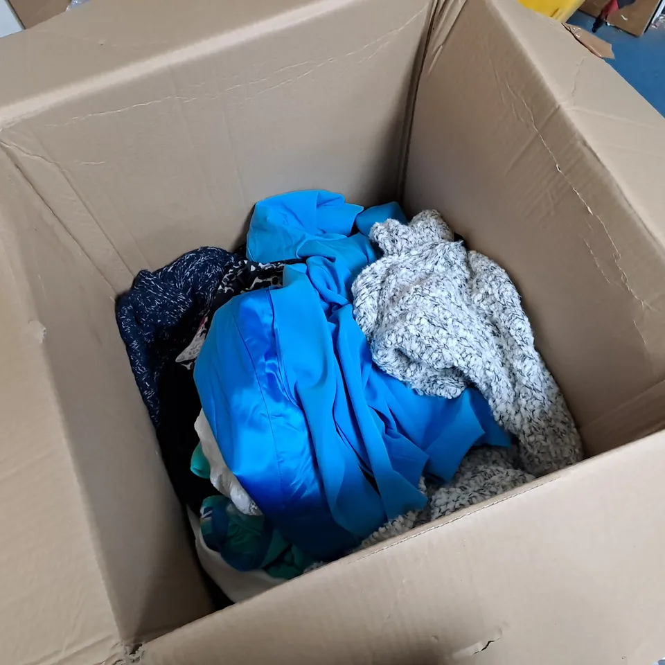 BOX OF APPROX 20 X ASSORTED ITEMS OF WOMEN'S CLOTHING. INCLUDES DRESSES, JUMPERS, CARDIGANS ETC 
