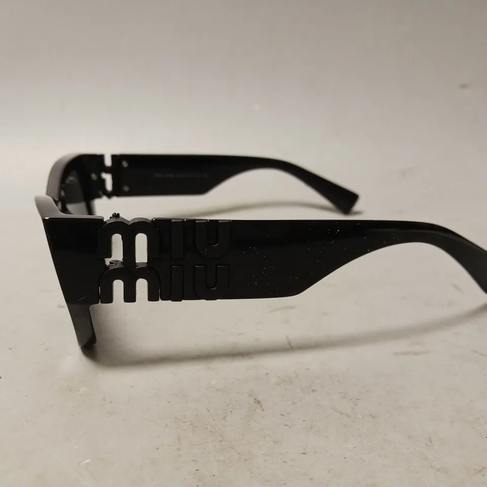 MIU MIU SMU09W SUNGLASSES IN BLACK