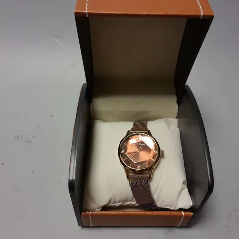 LADIES LA BANUS WATCH β CHAIN LINK METAL STRAP β MAGNETIC CLASP