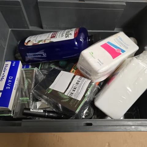 APPROXIMATELY 15 ASSORTED HEALTH & BEAUTY PRODUCTS TO INCLUDE SHAMPOOS, DAVE AND ESSENTIAL OILS