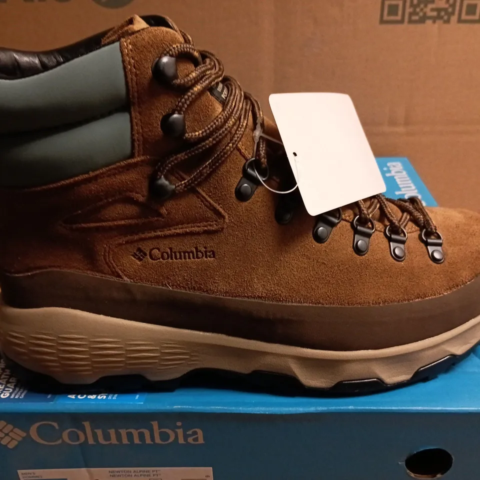 BOXED PAIR OF COLUMBIA NEWTON ALPINE HIKING BOOTS - UK SIZE 9