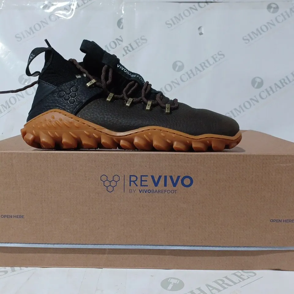 BOXED PAIR OF REVIVO BY VIVO BAREFOOT MAGNA FOREST SHOES IN DARK OLIVE EU SIZE 40