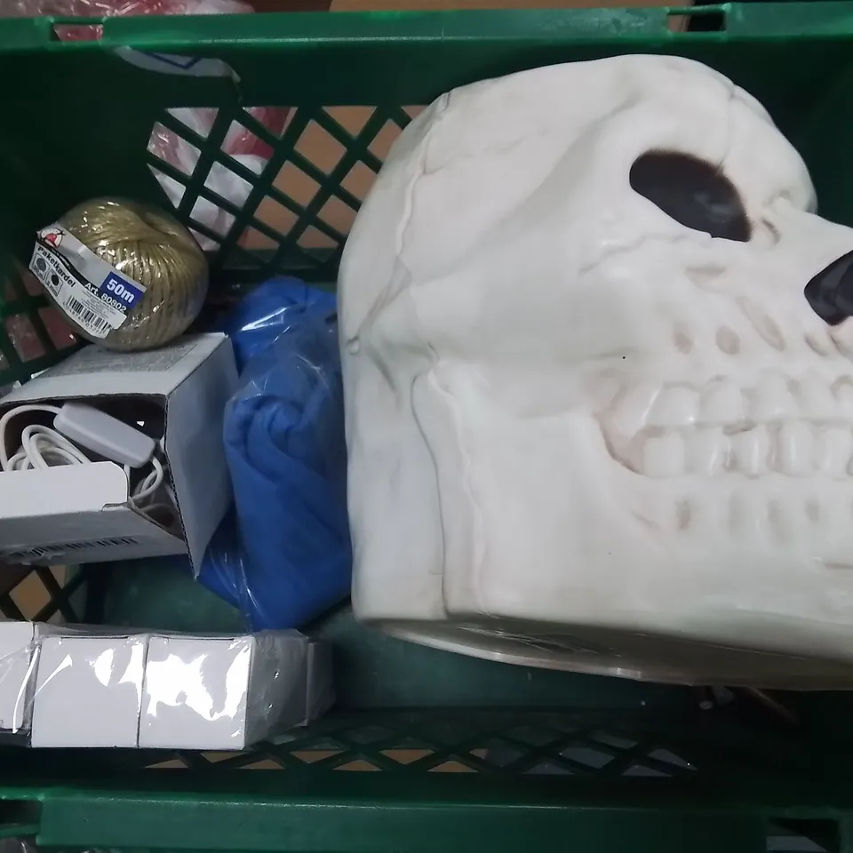 LOT OF APPROXIMATELY 20 ASSORTED HOUSEHOLD ITEMS TO INCLUDE NINJA WOODFIRE, SALTER SCALES AND ROBERTS RADIO