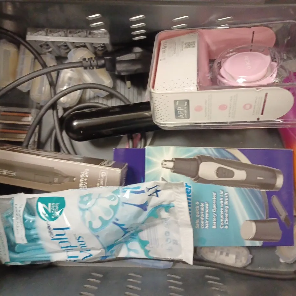 APPROXIMATELY 20 ASSORTED HAIR CARE, SHAVING AND HAIR REMOVAL PRODUCTS TO INCLUDE MARK HILL CURLER, FOREO BEAR MINI, ENERGY NOSE & EAR TRIMMER, WAHL EAR & NOSE TRIMMER ETC.
