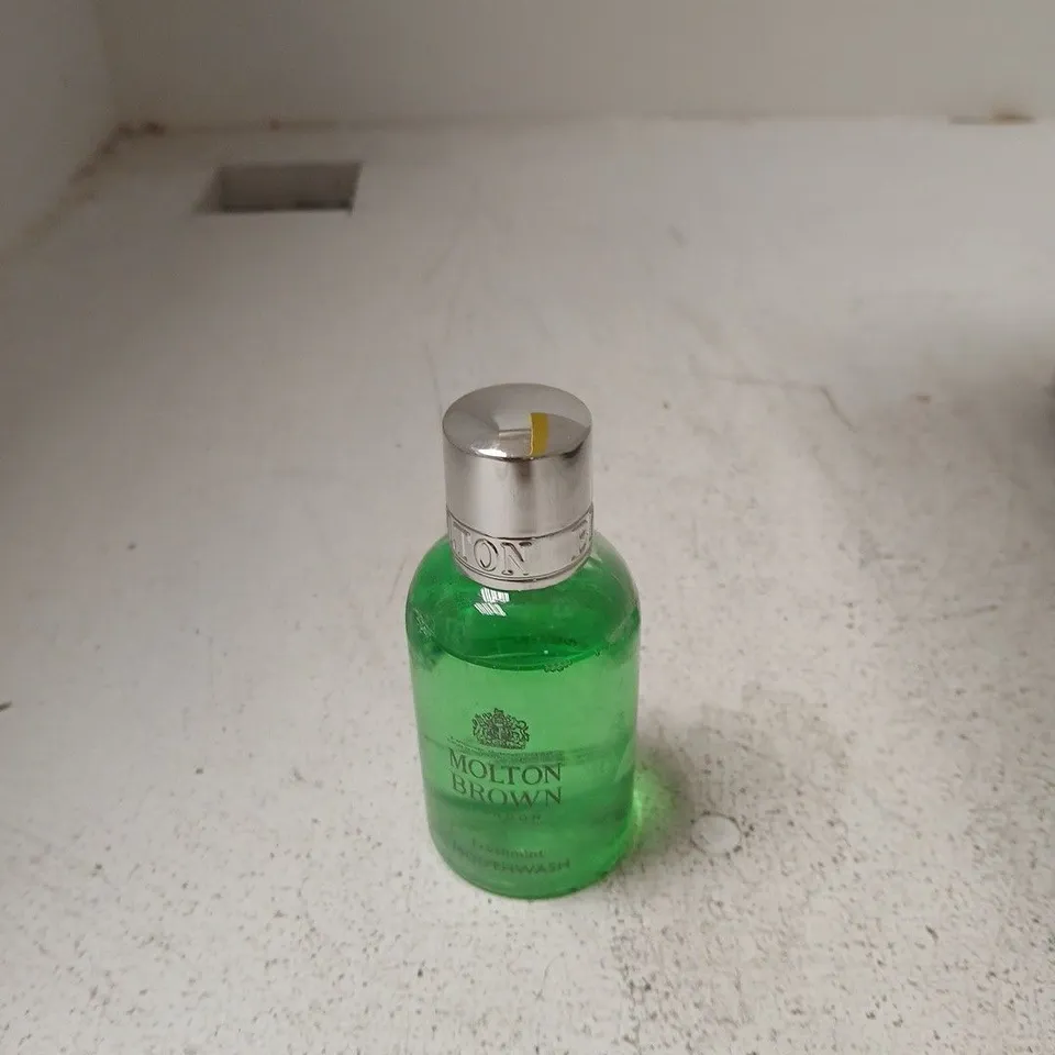 BOX OF APPROXIMATELY 70 X MOLTEN BROWN FRESHMINT MOUTH WASH - 30 ML
