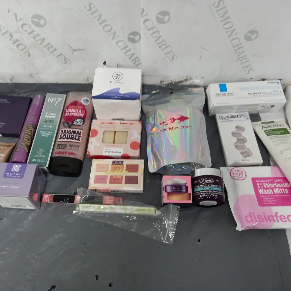 BOX OF APPROXIMATELY 12 ASSORTED COSMETIC ITEMS TO INCLUDE - MERWAVE HAIR MASK - TARTE GLOW WARDROBE - LOREAL GLOTION ETC.