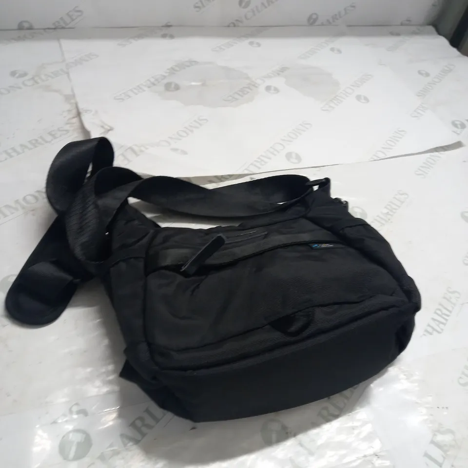 VANSGUARD BLACK CROSSBODY BAG 