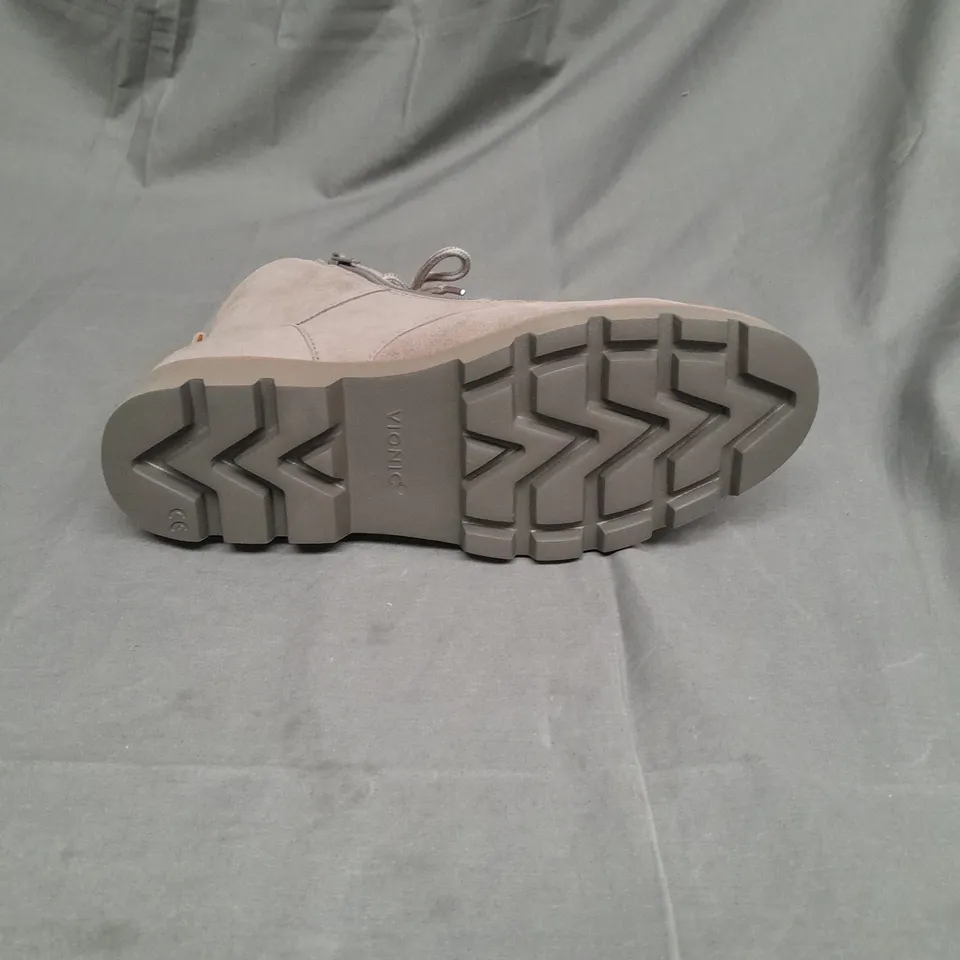 VIONIC LARSON LACE UP BOOTS SIZE 6.5 