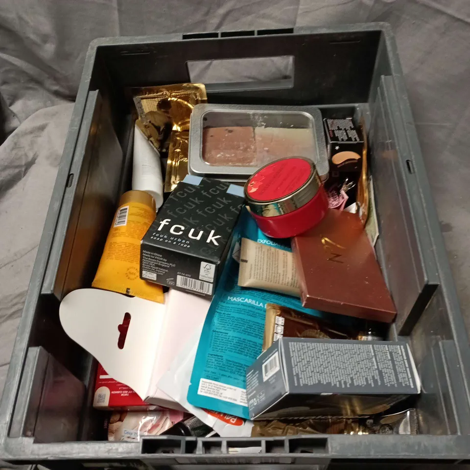 APPROXIMATELY 20 ASSORTED COSMETIC ITEMS TO INCLUDE FCUK SOAP ON A ROPE, BAYLIS AND HARDING BATH SOAK CRYSTALS, NO 7 FACE PALETTE, NO 7 TINTED MOISTURISER, SOAP AND GLORY ETC