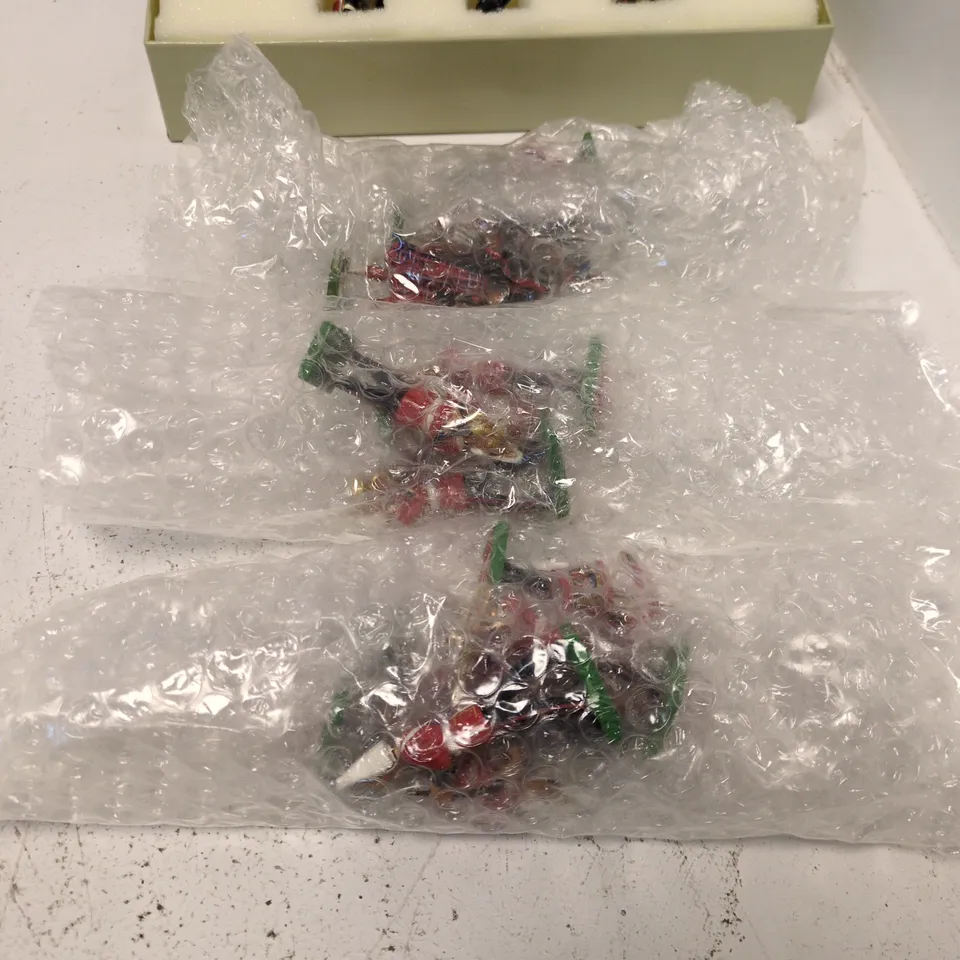 MINIATURE TOY SOLDIERS SET IN DISPLAY BOX – 3 FIGURES + APPROXIMATELY 10 MORE FIGURES WRAPPED IN BUBBLE WRAP