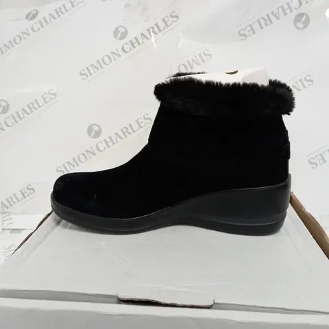 BOXED SKECHERS WEDGE BOOTS, BLACK - SIZE 3.5