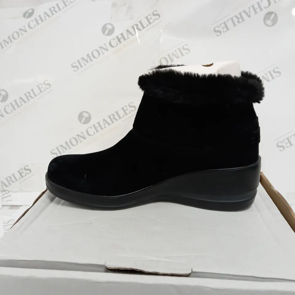 BOXED SKECHERS WEDGE BOOTS, BLACK - SIZE 3.5