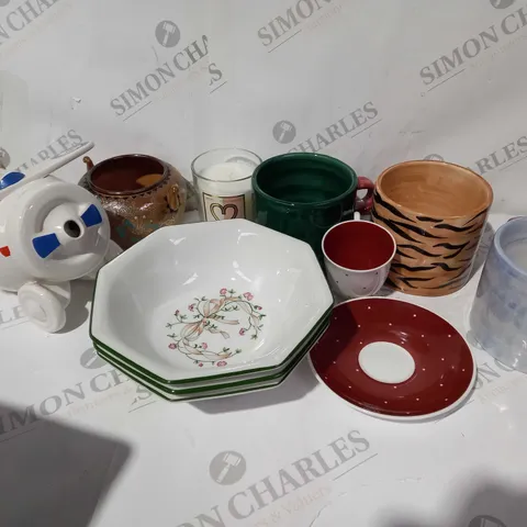 APPROXIMATELY 12 ASSORTED HOUSEHOLD ITEMS TO INCLUDE MUGS, JARS AND KITCHEN DISHWARE - COLLECTION ONLY