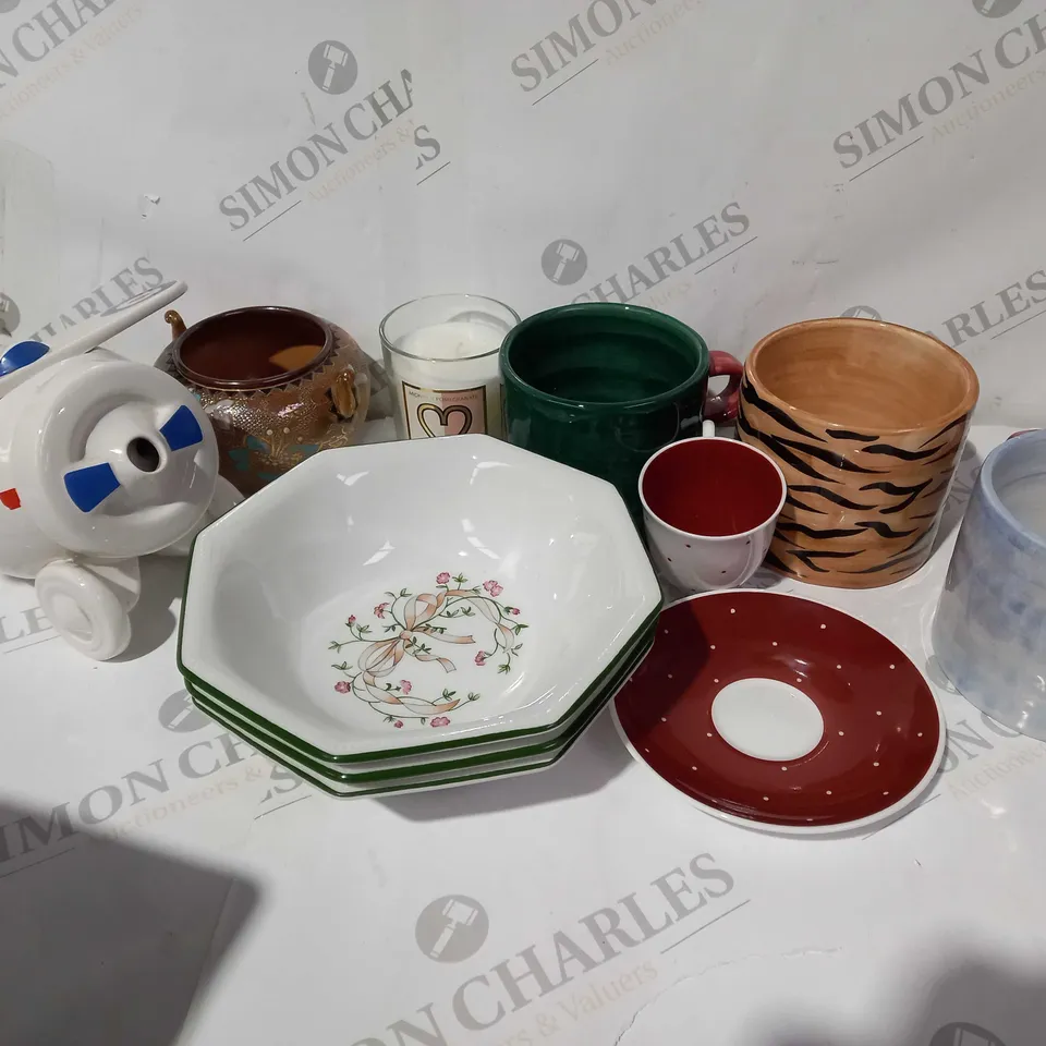 APPROXIMATELY 12 ASSORTED HOUSEHOLD ITEMS TO INCLUDE MUGS, JARS AND KITCHEN DISHWARE - COLLECTION ONLY