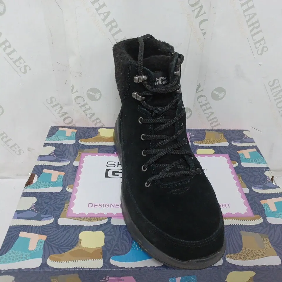 BOXED PAIR OF SKECHERS ON-THE-GO STELLAR WATERPROOF LACE UP BOOTS IN BLACK SIZE 7