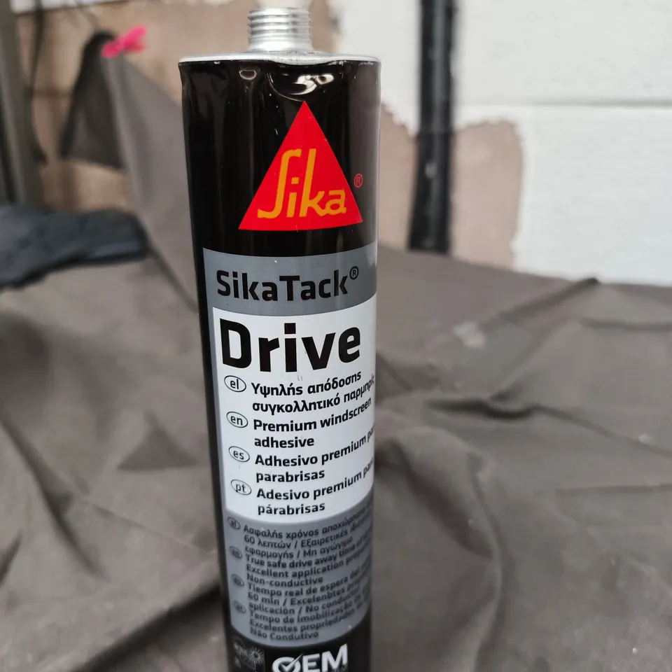 APPROXIMATELY 10 ASSORTED AUTO ITEMS INCLUDING RETARDER LASCAUX THE SPIRIT OF COLOURS AND SILKA TACK DRIVE