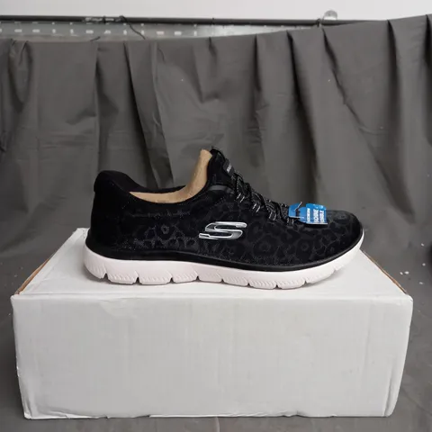 BOXED SKECHERS SUMMITS BUNGEE TRAINER SIZE 5.5