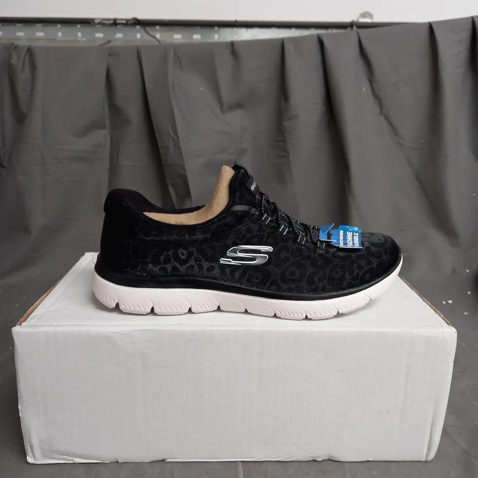 BOXED SKECHERS SUMMITS BUNGEE TRAINER SIZE 5.5