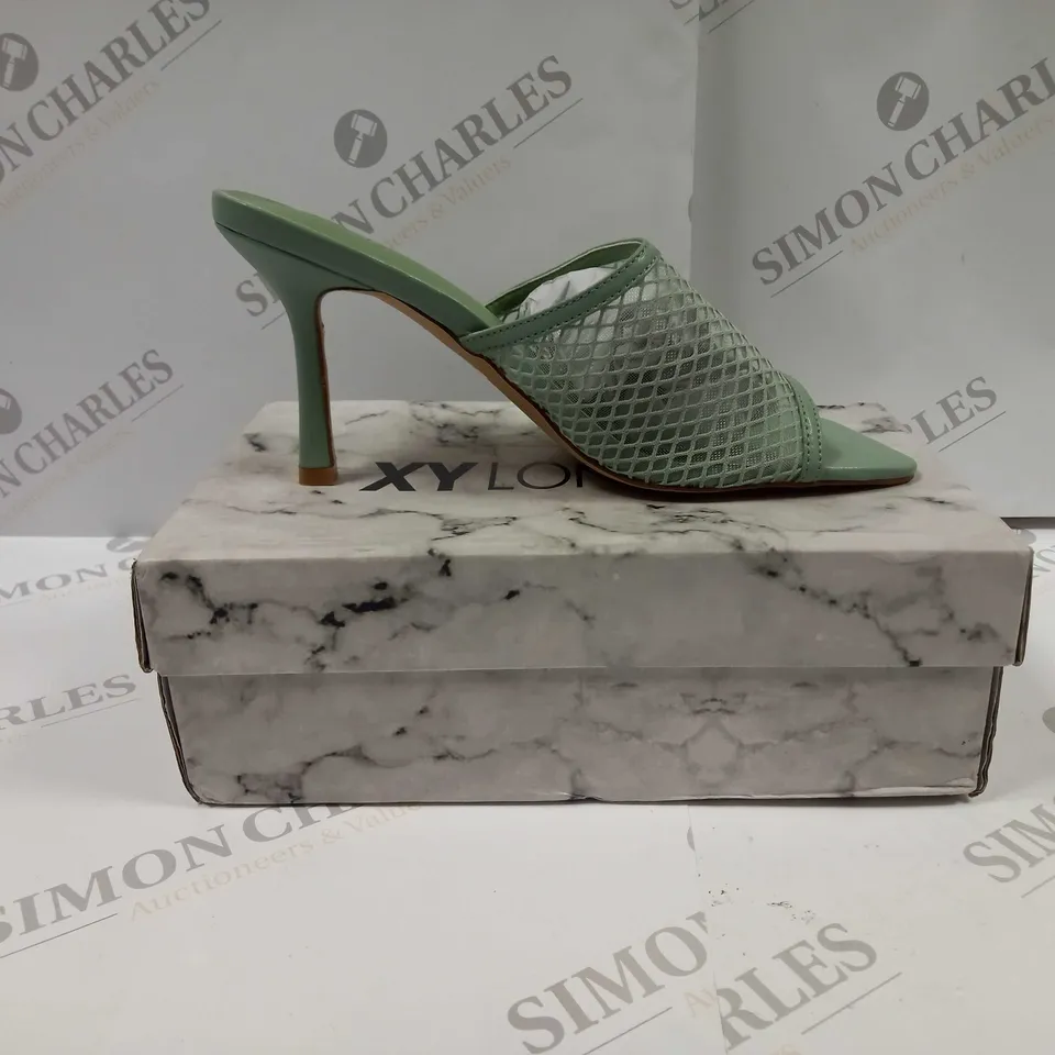 BOXED PAIR OF XY LONDON SYNTHETIC LEATHER HEEL SANDALS UK SIZE 7