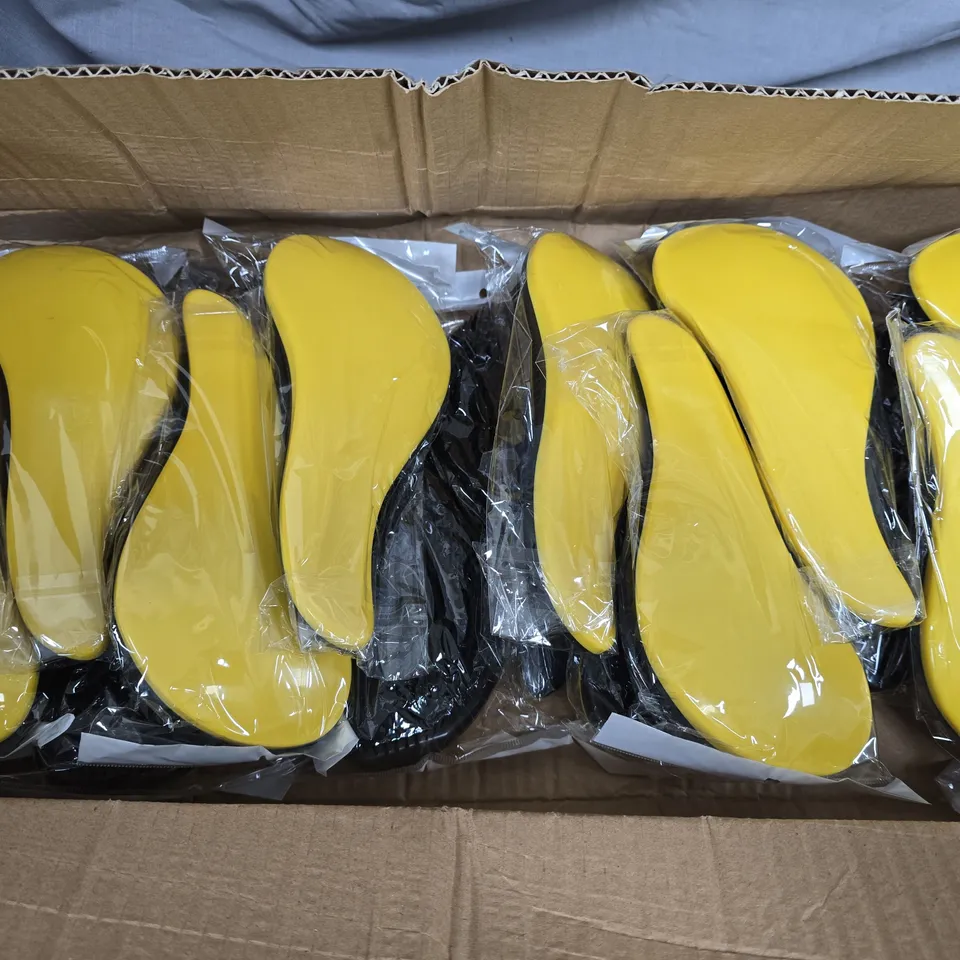 APPROXIMATELY 20 PLASTIC HAIRBRUSHES IN YELLOW/BLACK