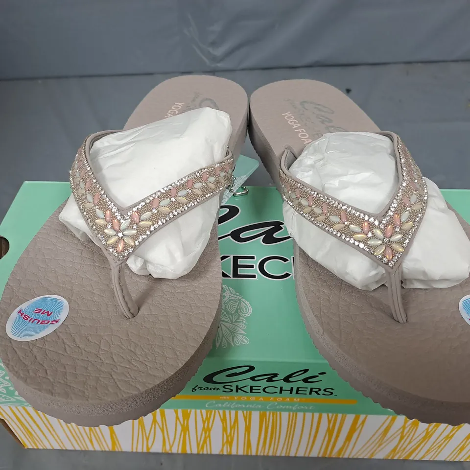 BOXED PAIR OF SKECHERS CALI MEDITATION SANDALS IN TAUPE - SIZE UK 6
