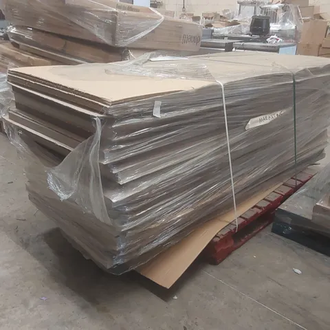PALLET CONTAINING A LARGE QUANTITY OF ASSORTED DOORS