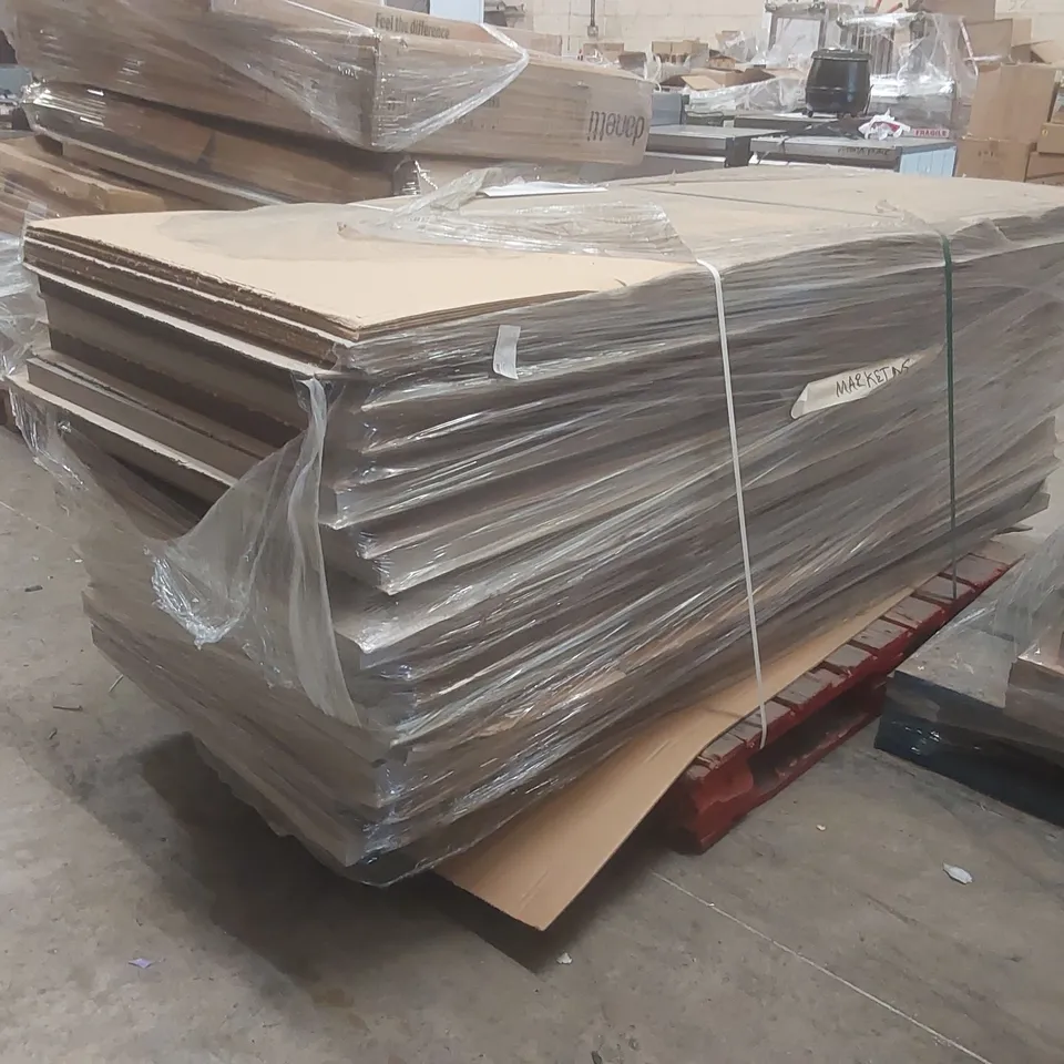 PALLET CONTAINING A LARGE QUANTITY OF ASSORTED DOORS