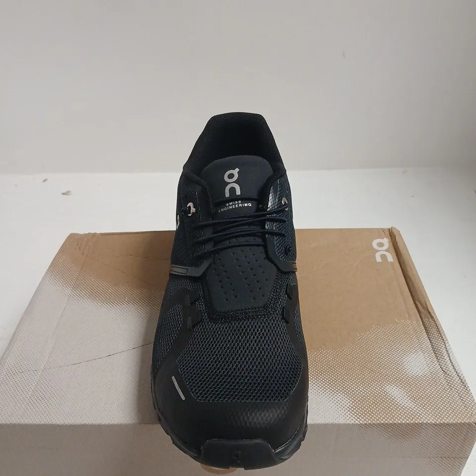 BOXED PAIR OF ON RUNNING CLOUD 5 ALL BLACK TRAINERS – UK 9