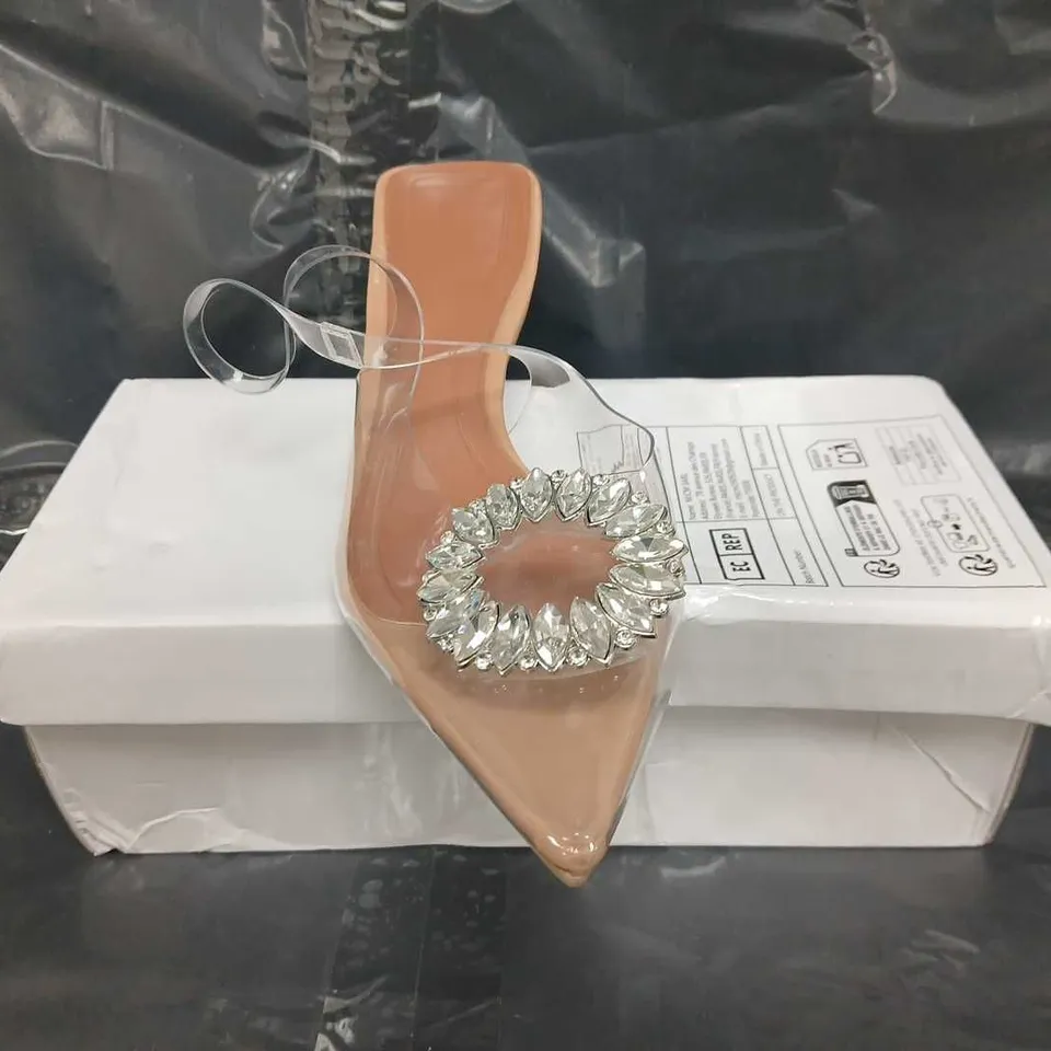 BOXED PAIR OF UNBRANDED POINTED TOE HEELED SLINGBACK SANDALS IN CLEAR/NUDE W. JEWEL EFFECT DETAIL SIZE EU 40