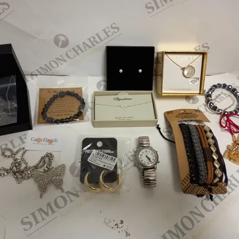 APPROXIMATELY 30 ASSORTED JEWELLERY ITEMS IN VARIOUS STYLES TO INCLUDE EARRINGS, NECKLACES, WATCHES ETC