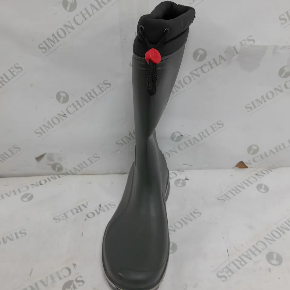 PAIR OF DUNLOP WELLIES IN DARK GREEN - UK 9