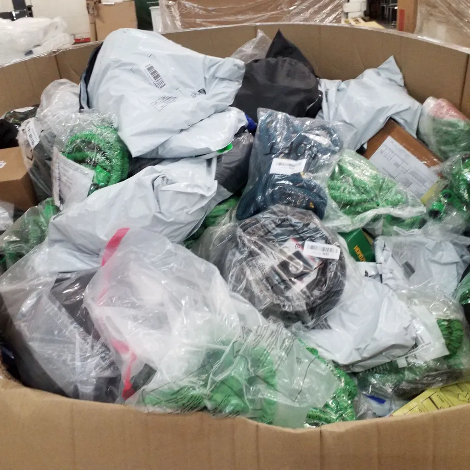 PALLET OF ASSORTED GARDEN HOSES 