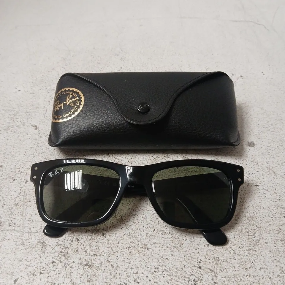 RAY-BAN SUNGLASSES – BLACK WAYFARER-STYLE 