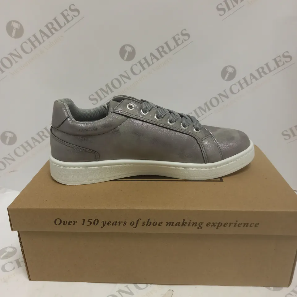 BOXED CUSHION WALK FLORAL TRAINERS IN PEWTER - SIZE 5