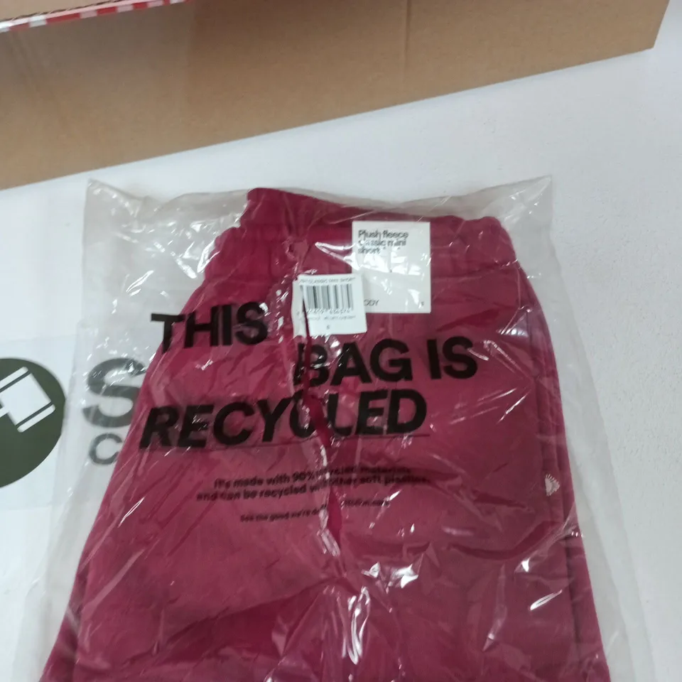 BOX OF APPROXIMATELY 20 ASSORTED CLOTHING ITEMS TO INCLUDE: PLUSH SHORTS 