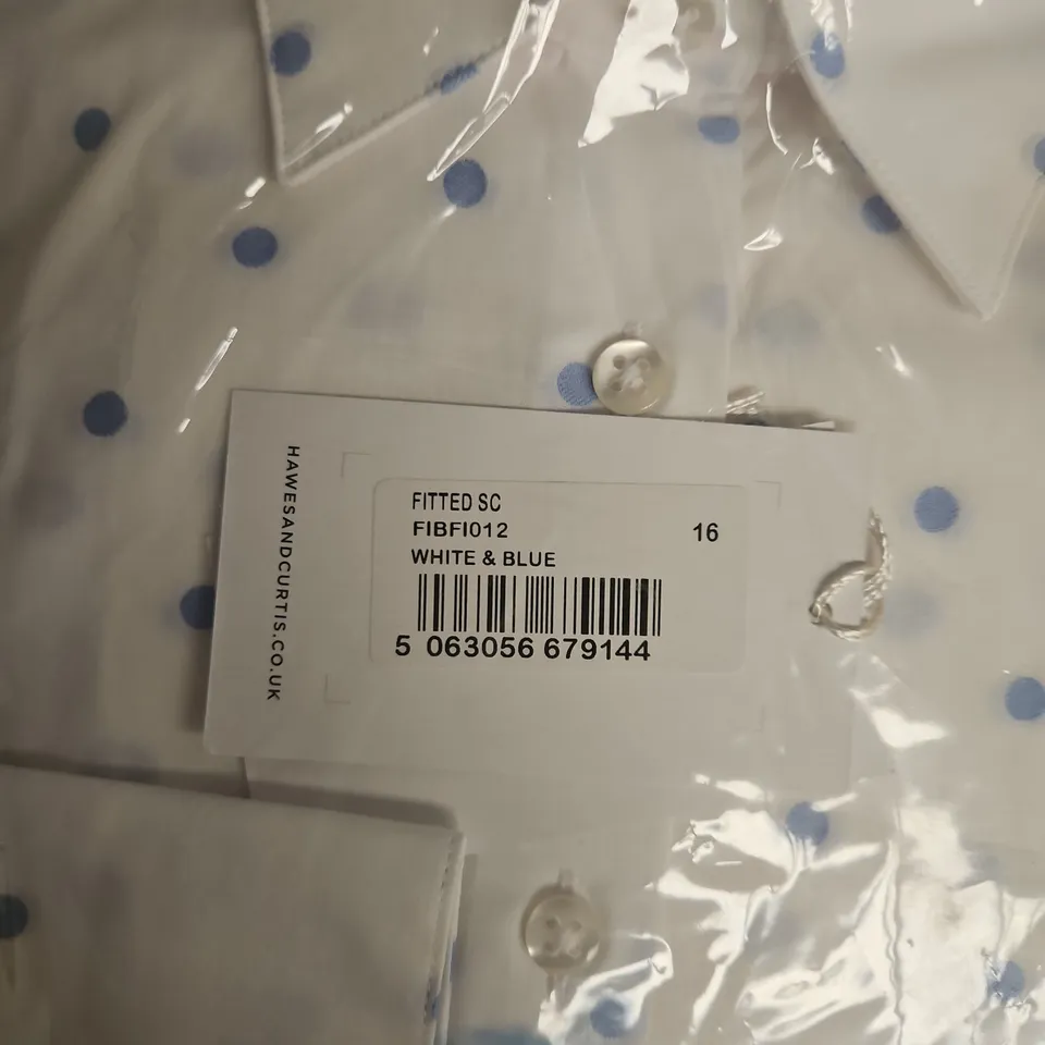 BAGGED HAWES & CURTIS FITTED SHIRT – WHITE WITH BLUE POLKA DOTS – UK 16