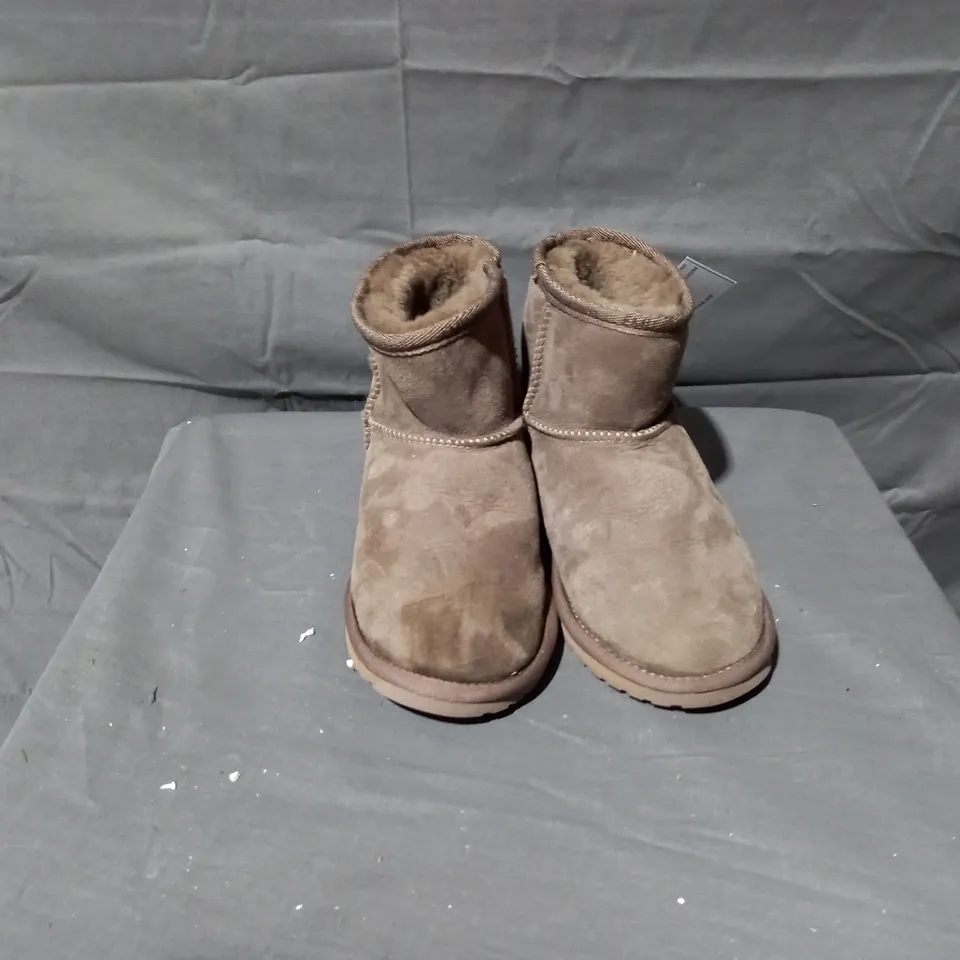 PAIR OF EMU AUSTRALIA WATER RESISTANT BOOTS IN MUSHROOM SIZE 6