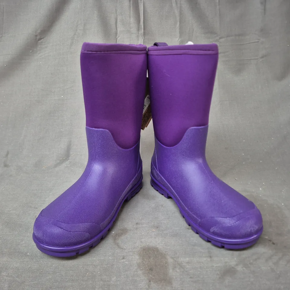 BOXED PAIR OF COTSWOLD WELLINGTON BOOTS IN PURPLE UK SIZE 2