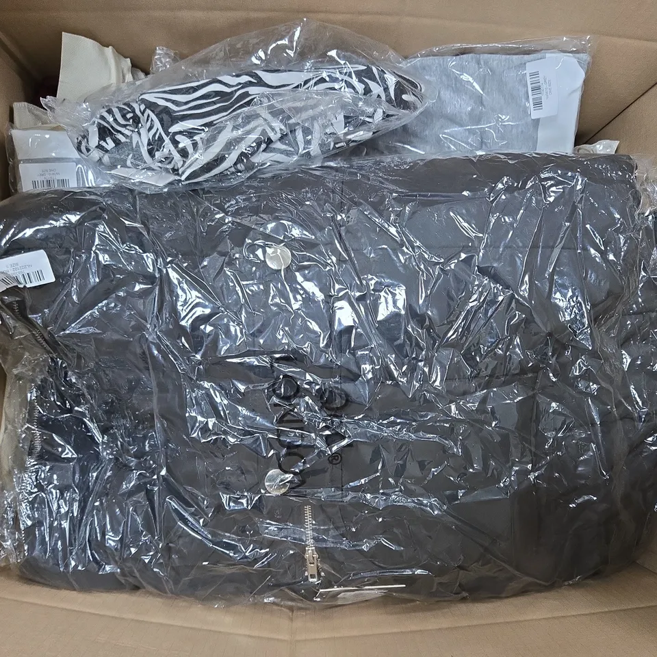 APPROXIMATELY 15 ASSORTED CLOTHING ITEMS IN VARIOUS SIZES, STYLES & COLOURS TO INCLUDE BRANDS SUCH AS TAMSY, QED LONDON, MISUMI, ETC - COLLECTION ONLY