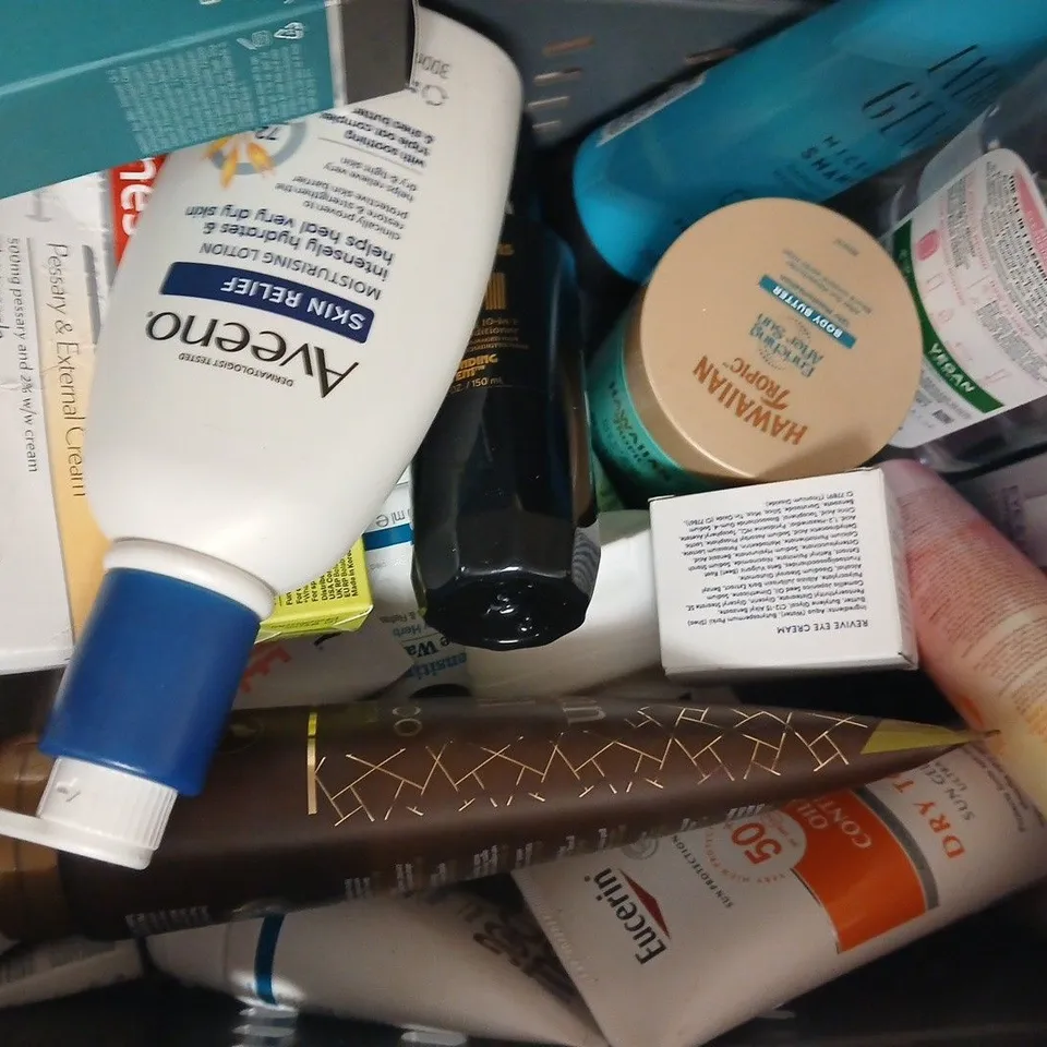 APPROXIMATELY 18 ASSORTED COSMETIC ITEMS INCLUDING VARIOUS MAKES AND BRANDS - COLLECTION ONLY