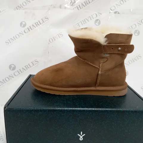 BOXED PAIR OF EMU AUSTRALIA SUMMERLANDS BOOTS BROWN SIZE 4